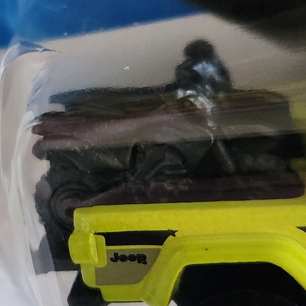 Hot Wheels 2020 Jeep Gladiator, Toy Car, NWT, With 2 Motorcycles In The Bed - Picture 7 of 8